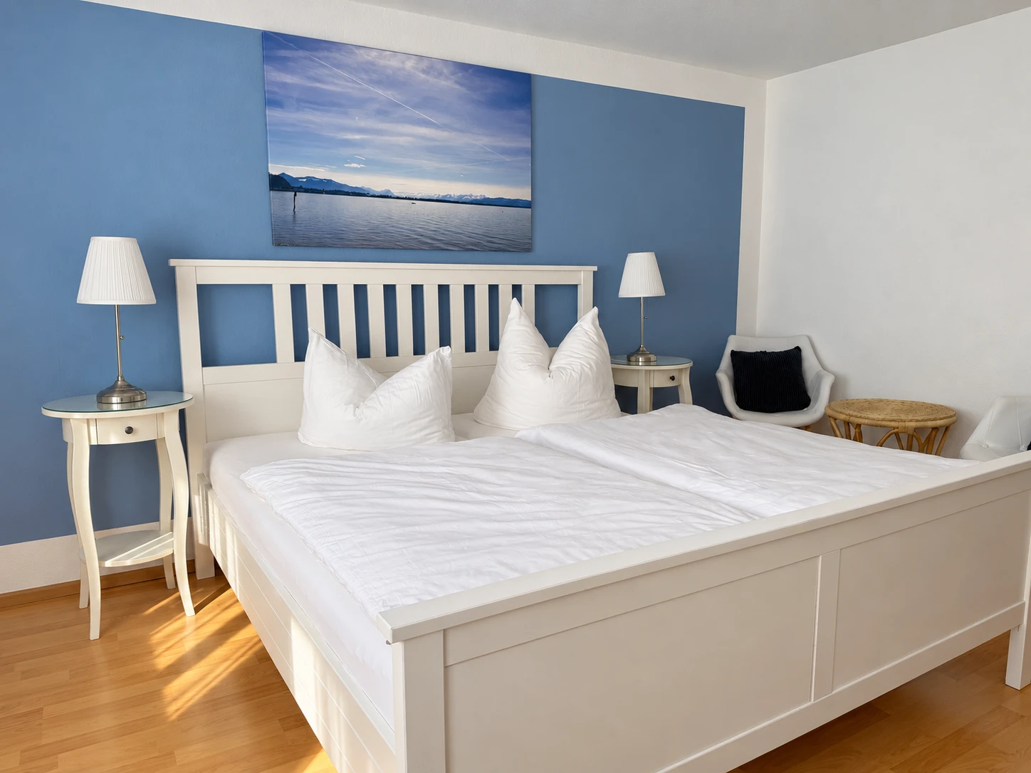 Erstes Schlafzimmer mit Doppelbett und blauer Wand