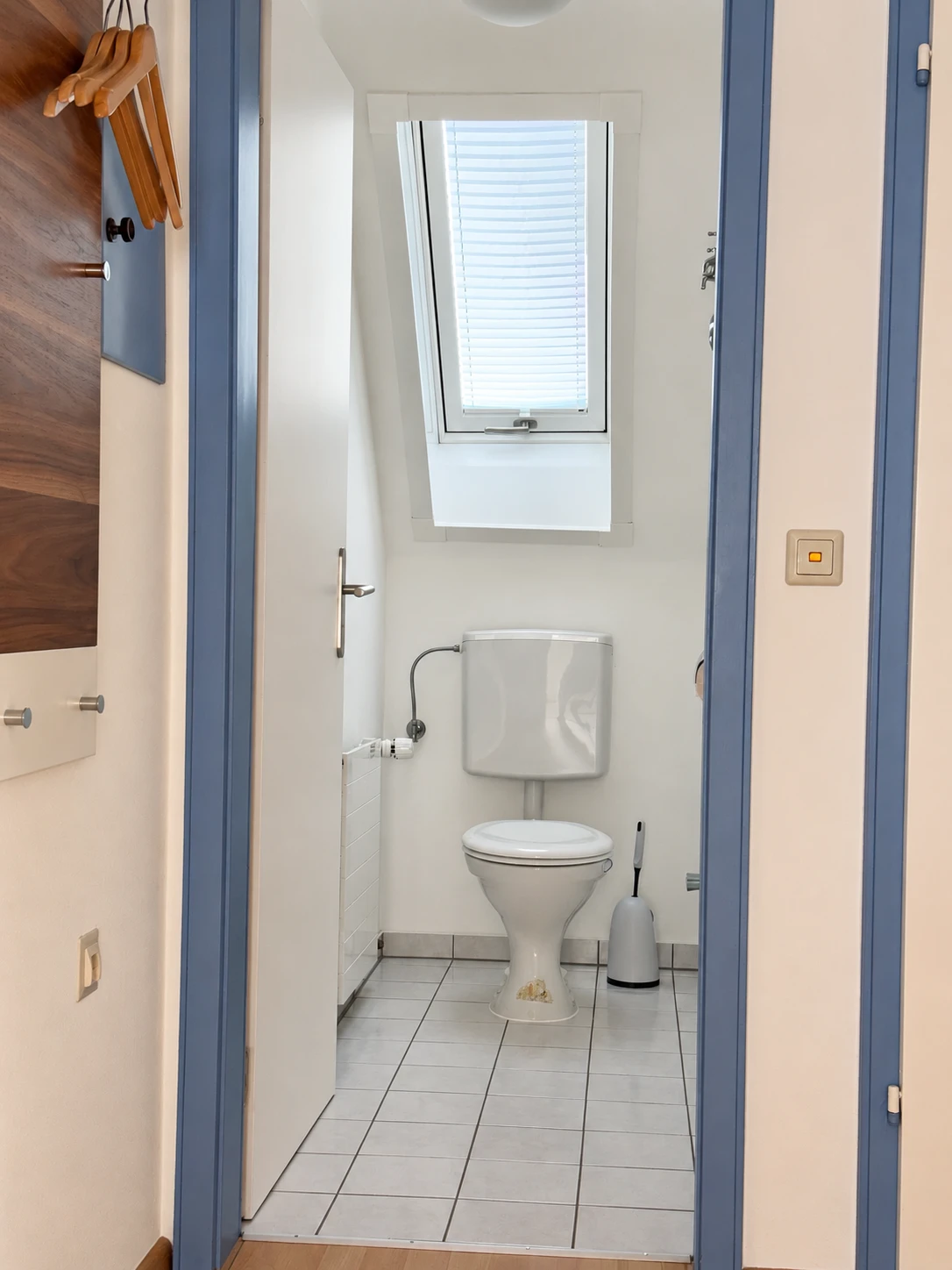 Separates WC mit Dachfenster