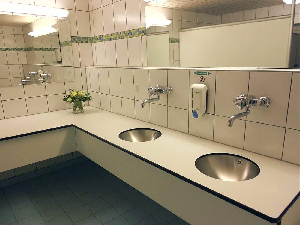 Waschraum der Sanitäranlage mit Waschbecken und Spiegeln
